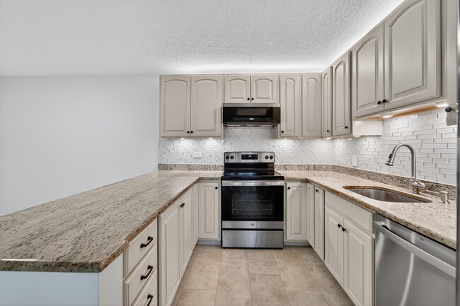 Building Photo - 1520 15th Ln