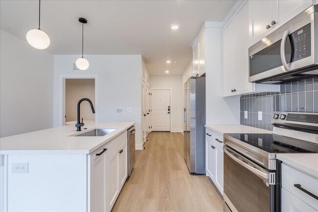 Building Photo - 3000 Duval St