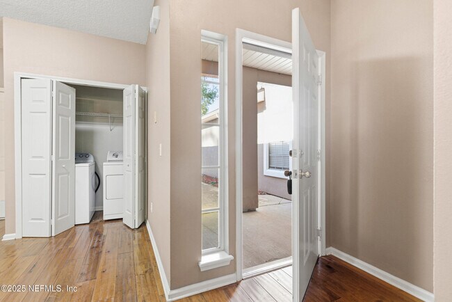 Building Photo - 216 Scrub Jay Dr