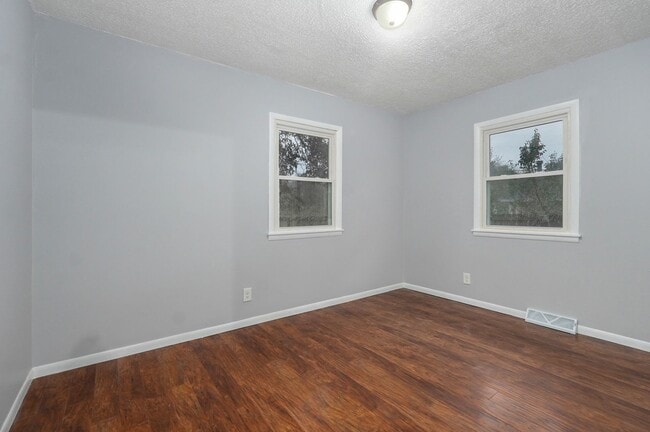 Building Photo - Newly Updated Home!