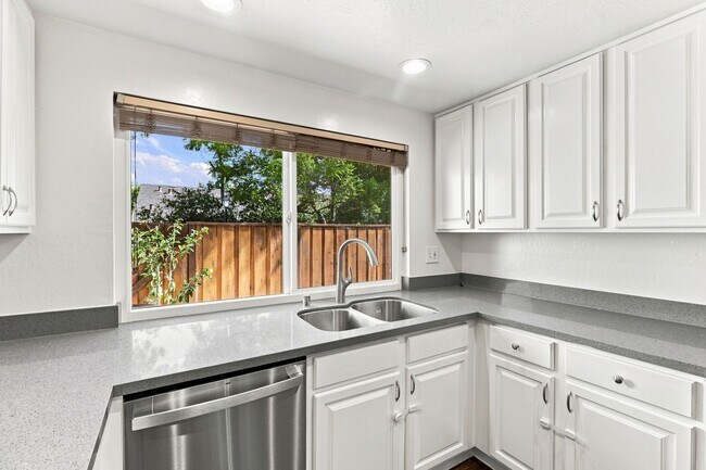 Building Photo - Northpoint Townhome