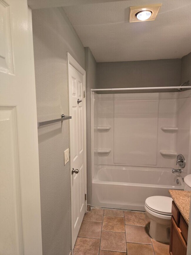 Building Photo - 2 Bedroom 1 Bathroom Condo