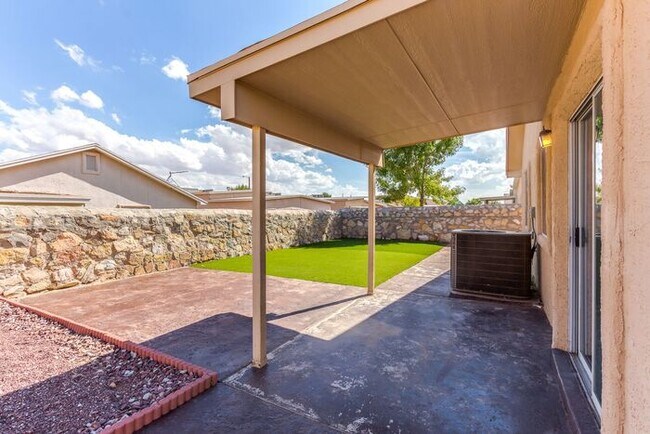 Building Photo - Refreshing 3 Bedroom Property with REFRIGERATED AIR 20 minute drive to Fort Bliss