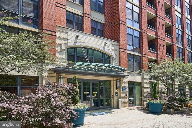 Building Photo - 1021 N Garfield St