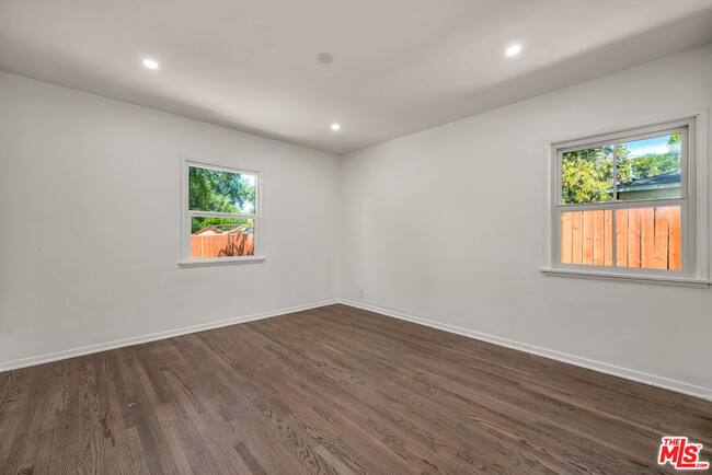 Building Photo - 1091 Palm Terrace