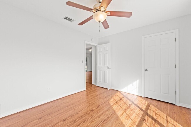 Building Photo - Updated Home in Raintree Estates!