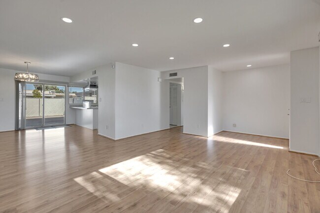 Building Photo - Scottsdale Townhome Now Available!