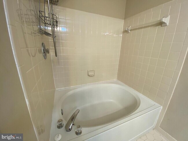 Building Photo - Inviting Townhome Living in Desirable Reston Community