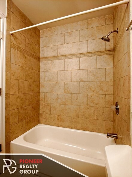 Building Photo - 557 W Arlington Pl