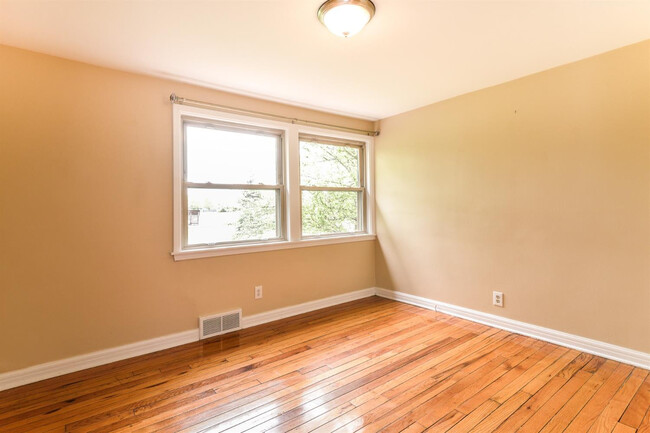 Building Photo - 2263 Parkwood Ave