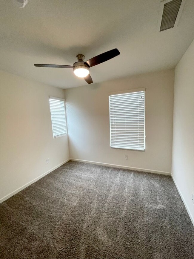 Building Photo - $2,300 Alluvial & Fowler, 3 Beds - Chennau...