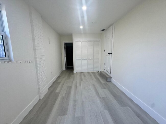 Building Photo - 10521 NW 35th Ct