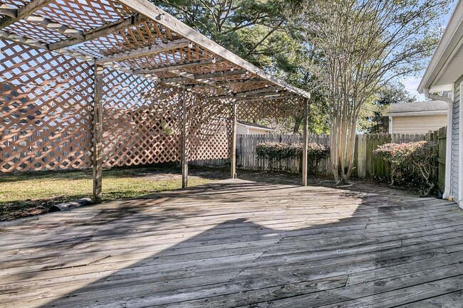 Building Photo - Completely Refreshed 3 Bedroom 2 Bathroom ...