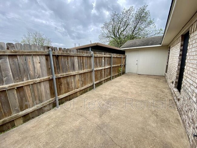Building Photo - 6824 Edmond Ave