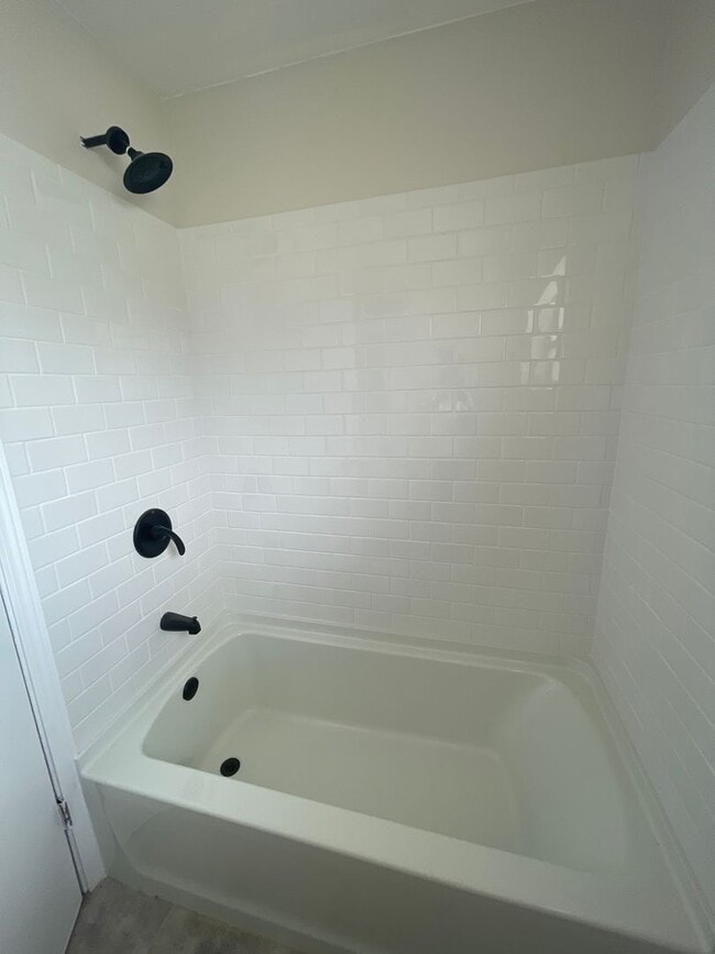 Building Photo - 2 Bedroom, 1 Bath Unit in SoDo
