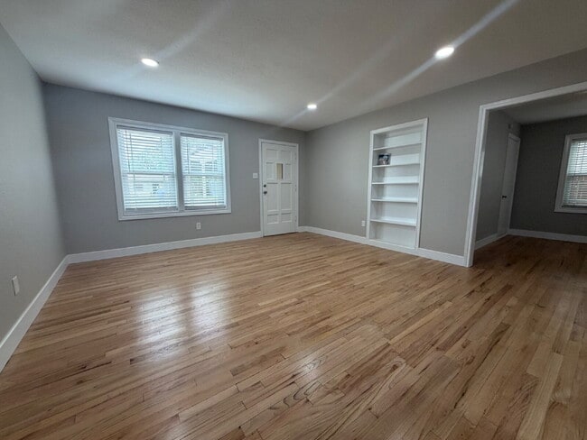 Building Photo - Fully renovated 2 bed 2 bath in the Medical District