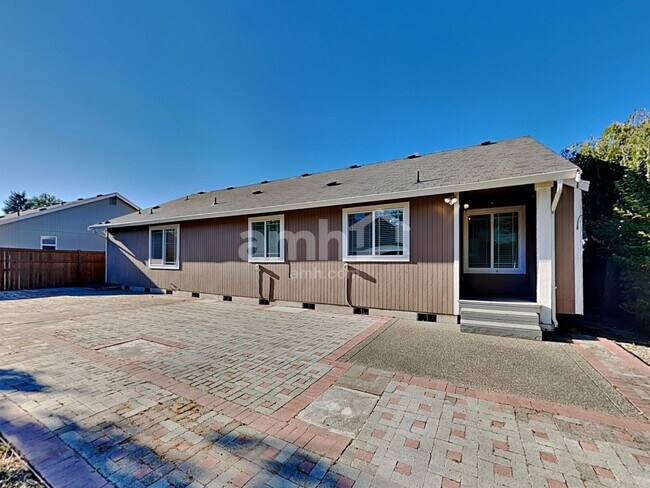 Building Photo - 10415 Red Fern Ct SE