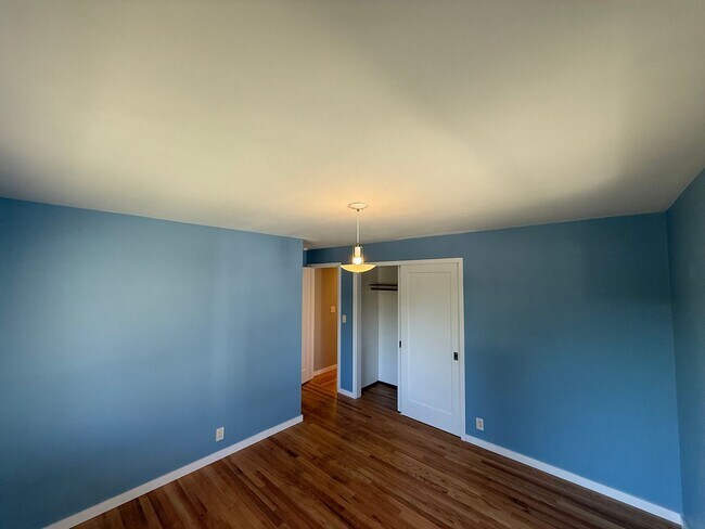 Building Photo - Stunning 4 Bed 4 Bath Home Steps from Golden Gardens in Ballard with MIL Suite
