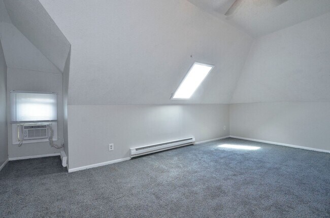 Building Photo - 61 Delos St W