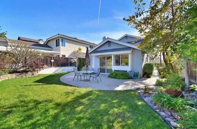 Building Photo - Centrally Located 3BD/2.5BA Home Available in West Clairemont!