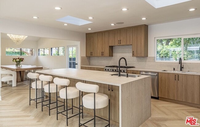 Building Photo - 624 N Beverly Dr