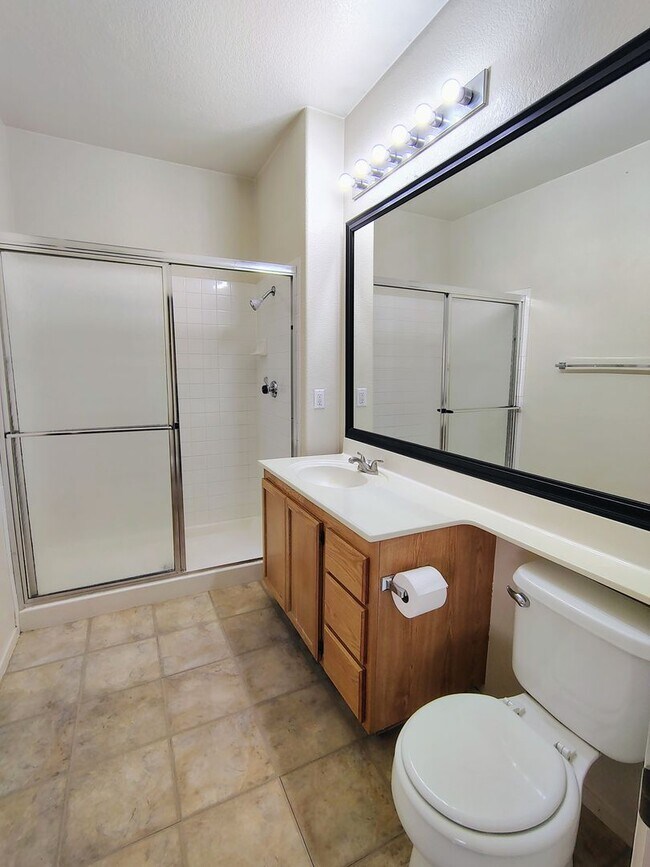 Building Photo - Henderson - 2 bedroom / 2 bath condo