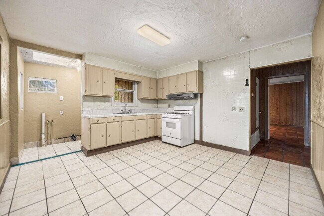 Building Photo - Special Offer: Get $300 OFF your first month’s rent!