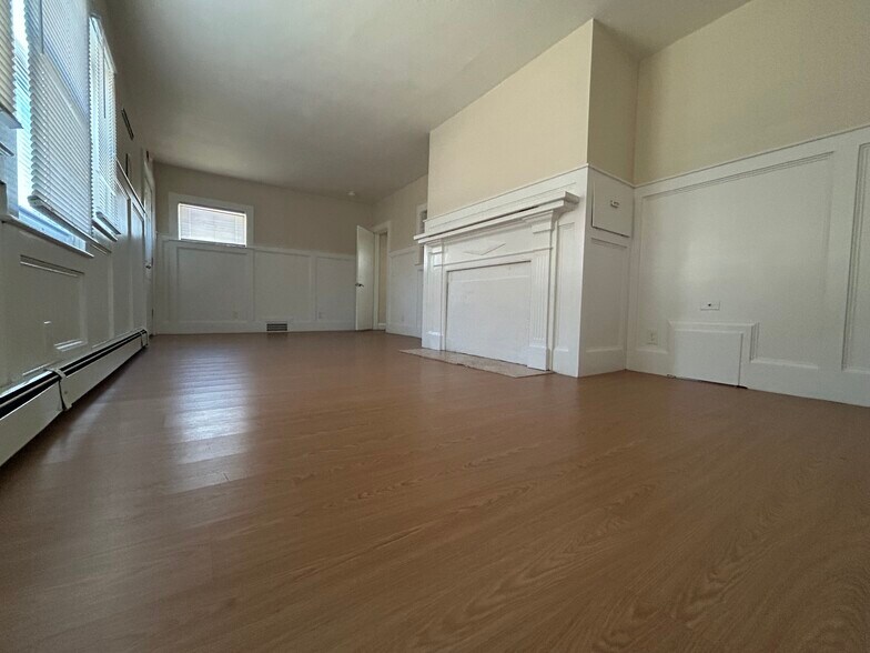 Building Photo - 909 Centre St