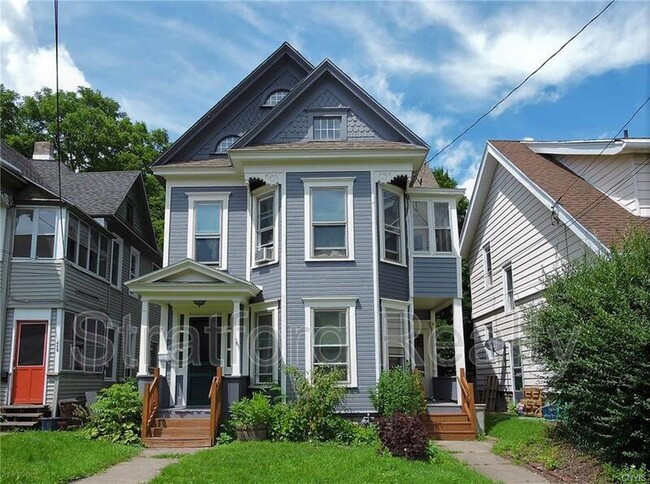 Building Photo - 422-24 Whittier Ave