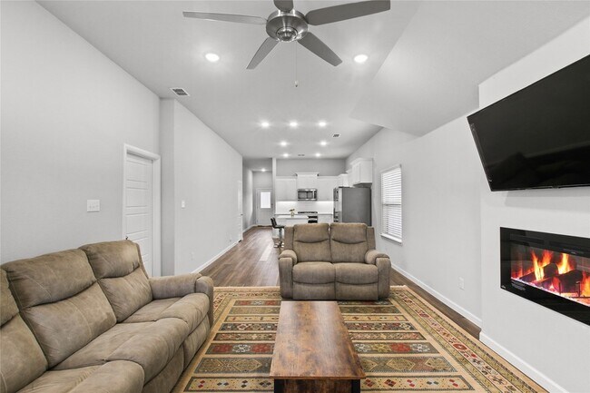 Building Photo - 1613 Wayback Dr