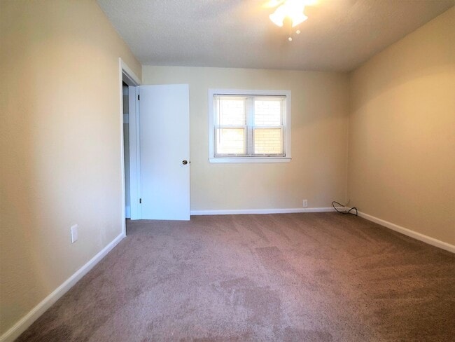 Building Photo - Large House with A/C, deck, updated kitchen, laundry, pet friendly September 1st
