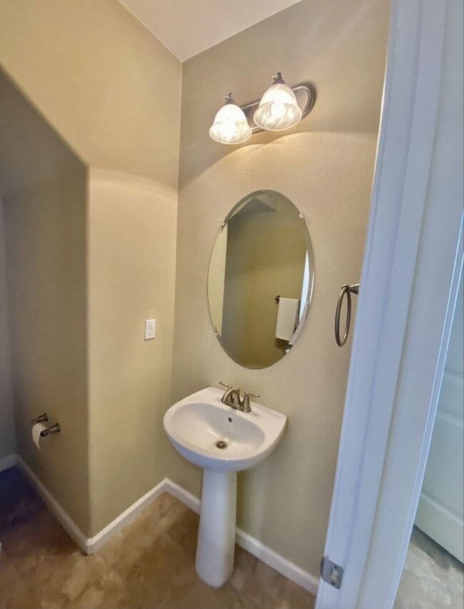 Building Photo - Beautiful and Sunny Home in Roseville Awaits! - Viewings by appointment only!