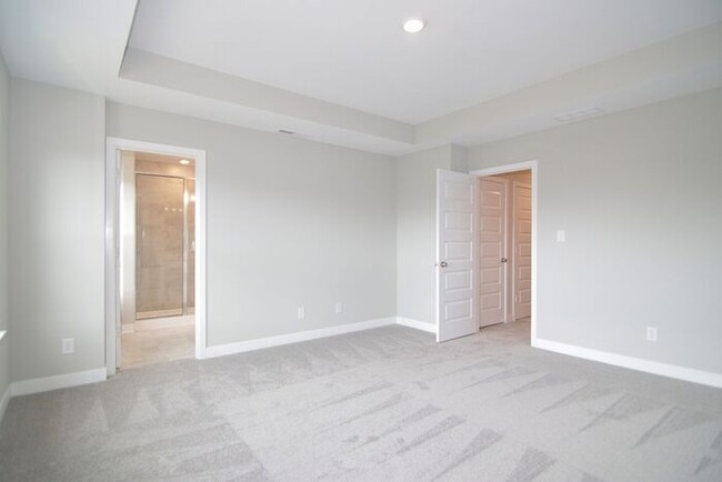 Building Photo - Beautiful Zionsville Townhome - Special Of...