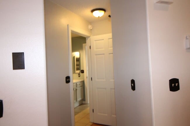 Building Photo - Adorable 2bdrm 1 bath townhome in Desirabl...