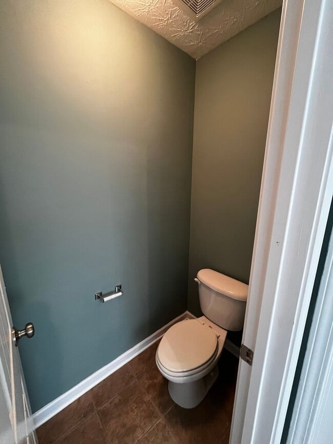 Building Photo - Modern Amenities. Urban Location. Sophisti...