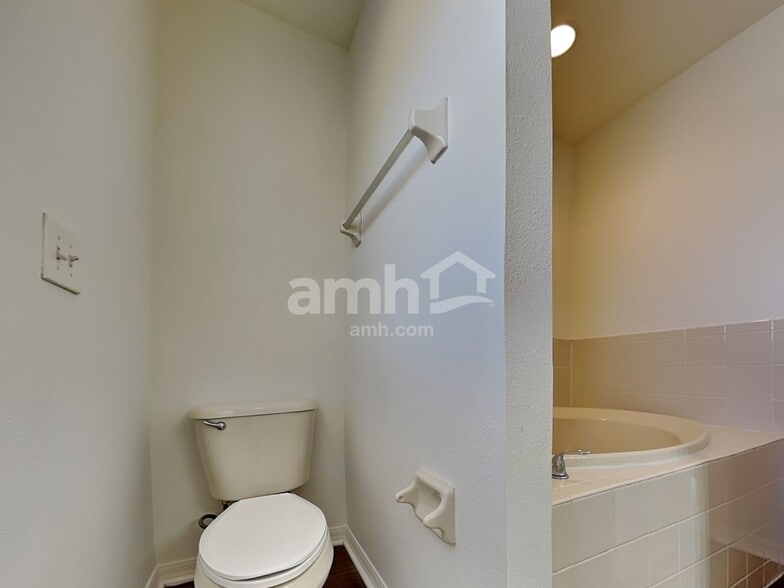 Building Photo - 8523 Deer Chase Dr
