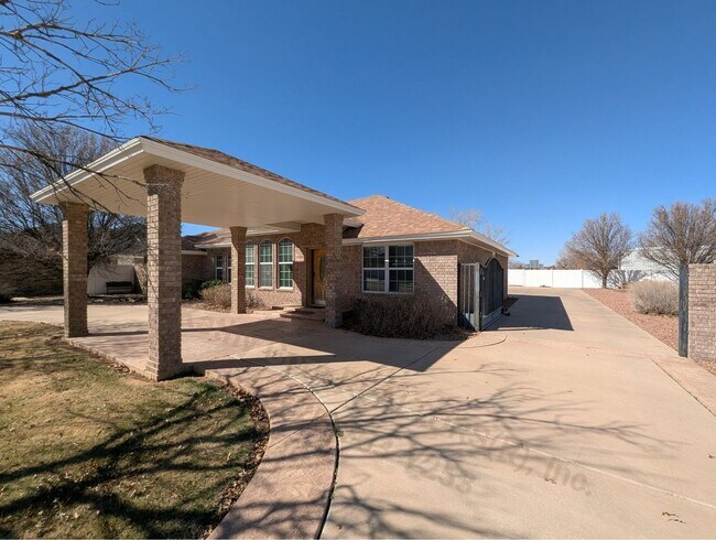 Building Photo - Luxurious Relaxation in Raintree