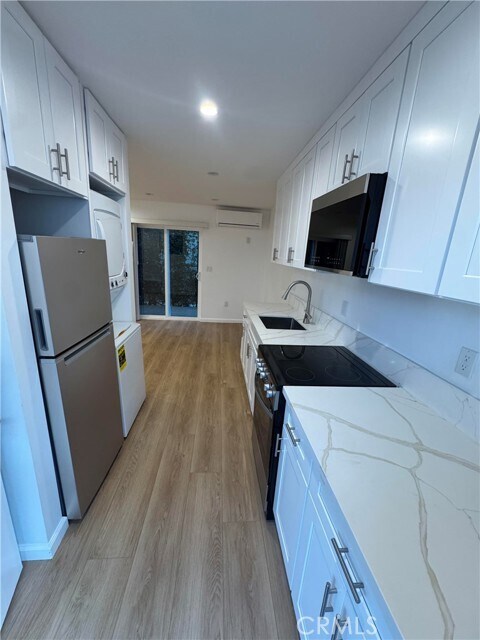 Building Photo - 653 W Glenoaks Blvd