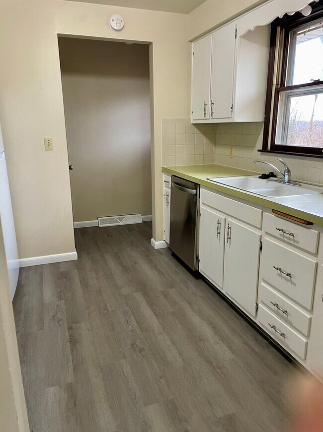 Building Photo - HALF DUPLEX W/ GARAGE LEX SCHOOLS!