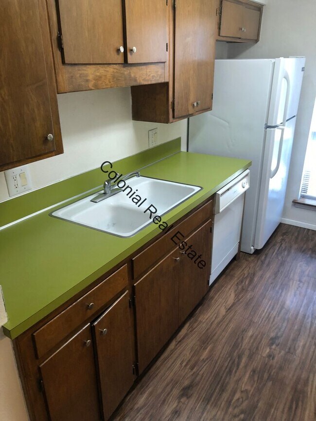 Building Photo - Spacious 2 Bedrooms 1 bathroom  Apartment For Rent