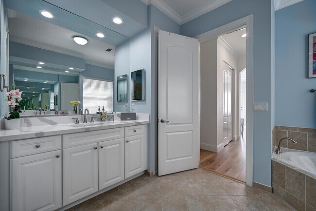 Building Photo - 8980 Lakeview Pl