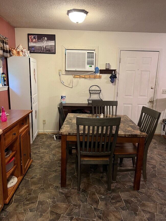 Building Photo - 631 Daris Dr