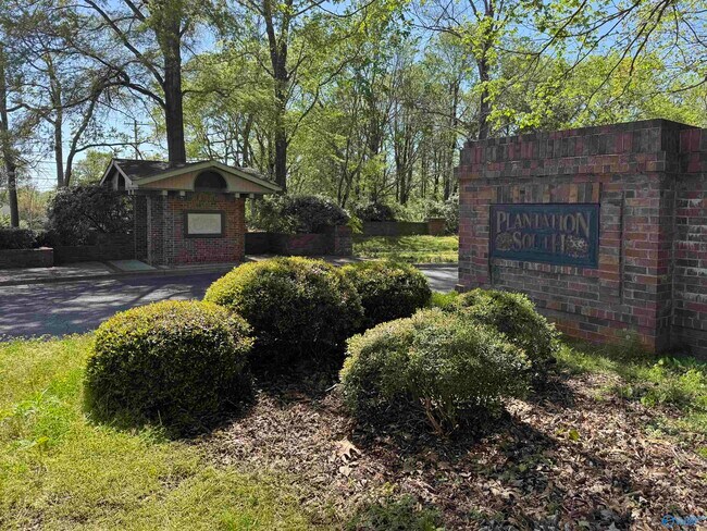 Building Photo - 2058 Woodlawn Dr SW