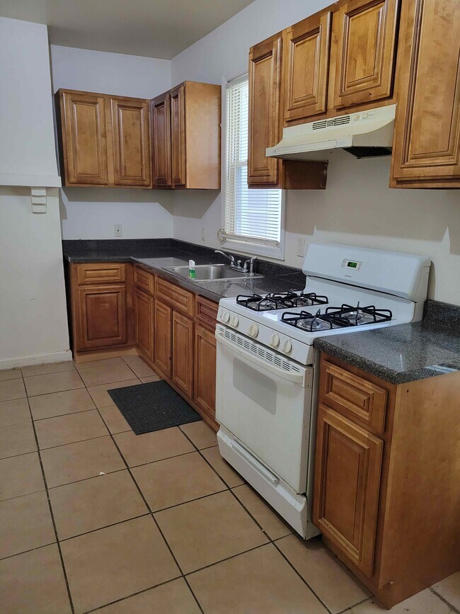 Kitchen full view - 117 Ridgewood Ave