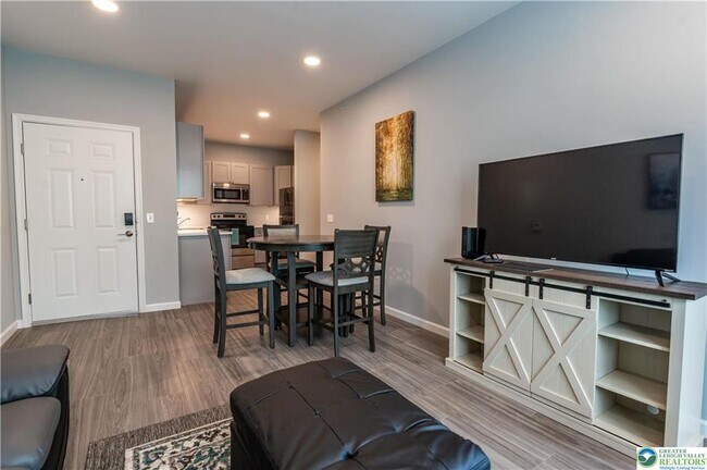 Building Photo - 948 N Front St