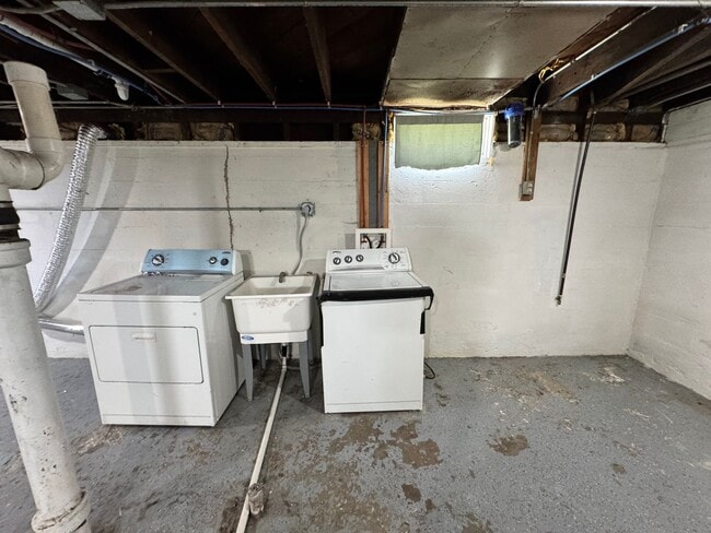 Building Photo - 3 Bedroom house in Davenport