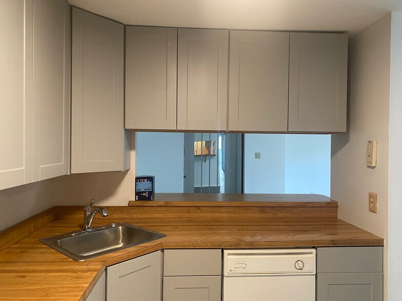 Kitchen - 1903 Jefferson Ct