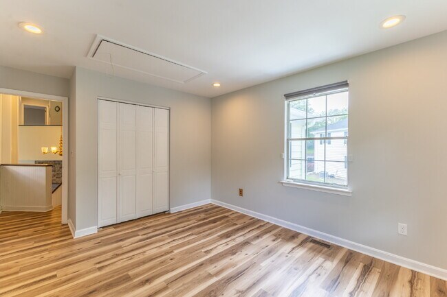 Building Photo - Spacious & Stylish 3-Bedroom Townhome in S...