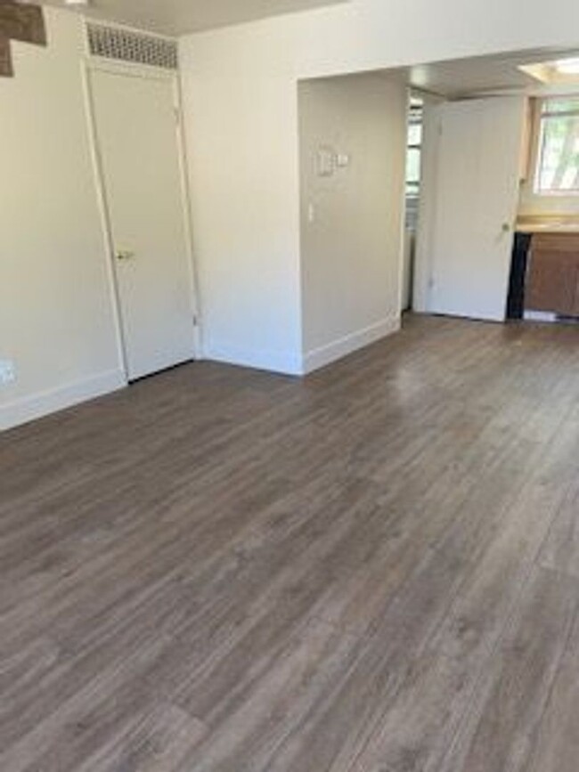 Building Photo - Immaculate Townhome Close To UNR