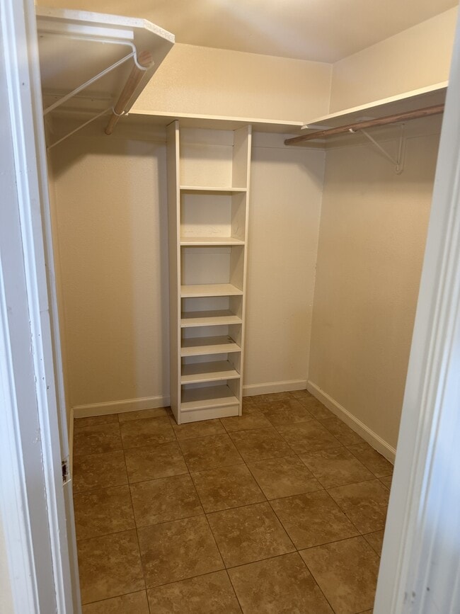 Building Photo - 1004 E K Ave